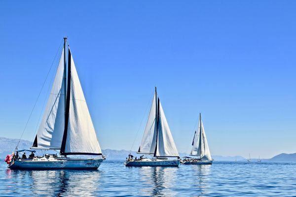 Vivre l'Équilibre et l'Énergie en Naviguant : Votre Guide Bien-Être pour des Croisières à Voile Inoubliables